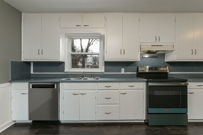 Building Photo - REMODELED 3 bedroom | 1 bathroom | Fenced Backyard Home in a Quiet Neighborhood! We Welcome Pets!