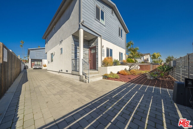 Building Photo - 629 W 83rd St