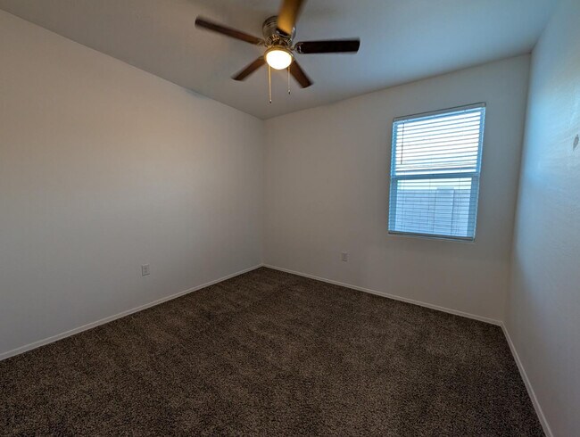 Building Photo - 9407 E Alfalfa Dr