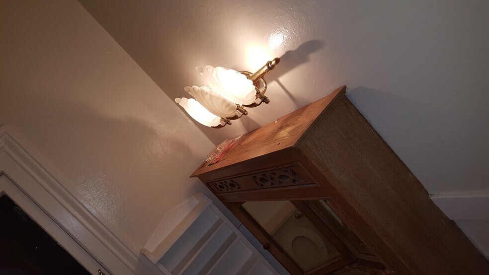 Building Photo - 627 Rose Ave