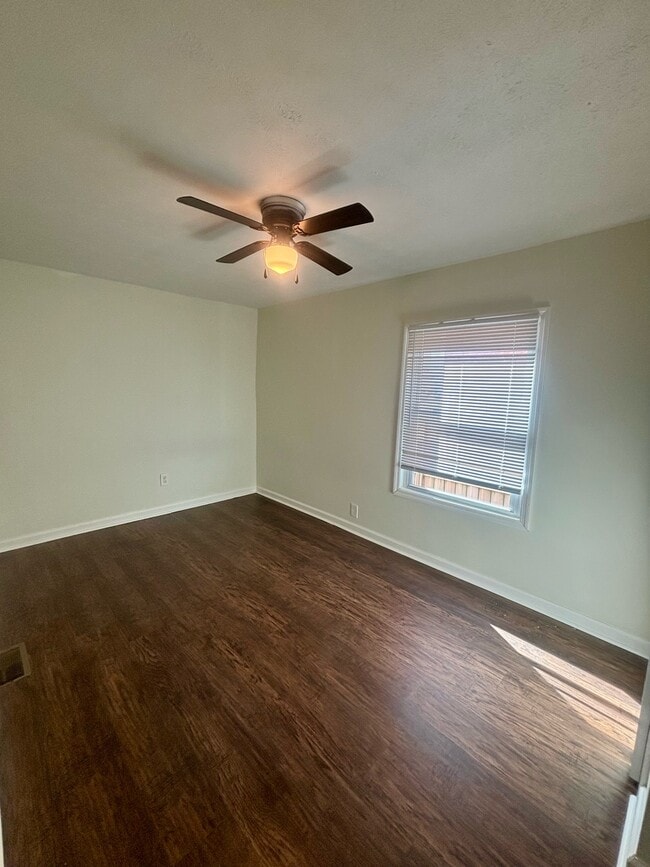 Building Photo - 3633 Kahlert Ave