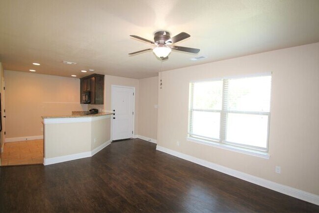 Building Photo - Move In Ready | 3BR/2BA Weatherford Town Home with Granite Countertops, Luxury Plank Floors & App...