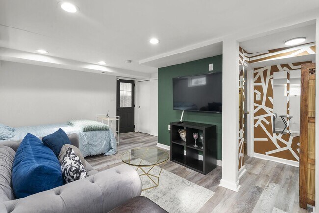 Building Photo - 3300 Manorwood Dr