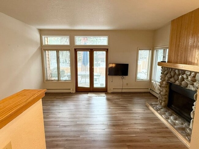 Building Photo - One-level living with garage close to Incline beaches