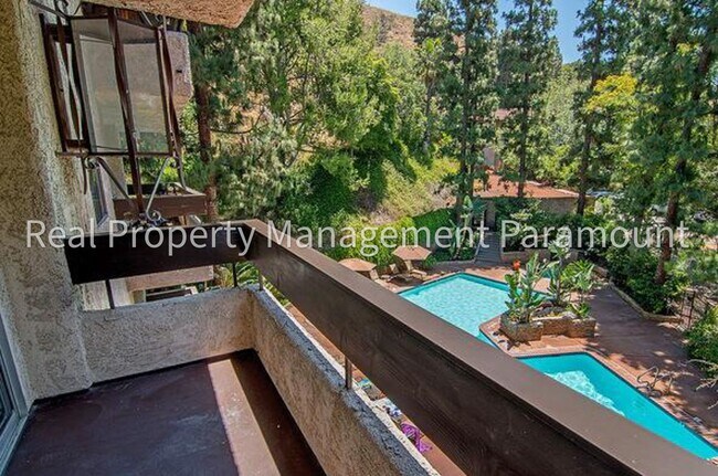 Building Photo - Spacious Condo with Relaxing Pool Views