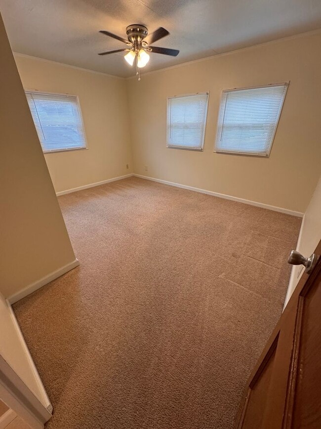Building Photo - 3 Bedroom Home