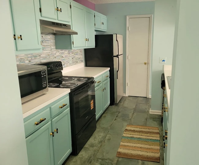 Building Photo - Ground Level 3 + 2 Spacious Updated condo