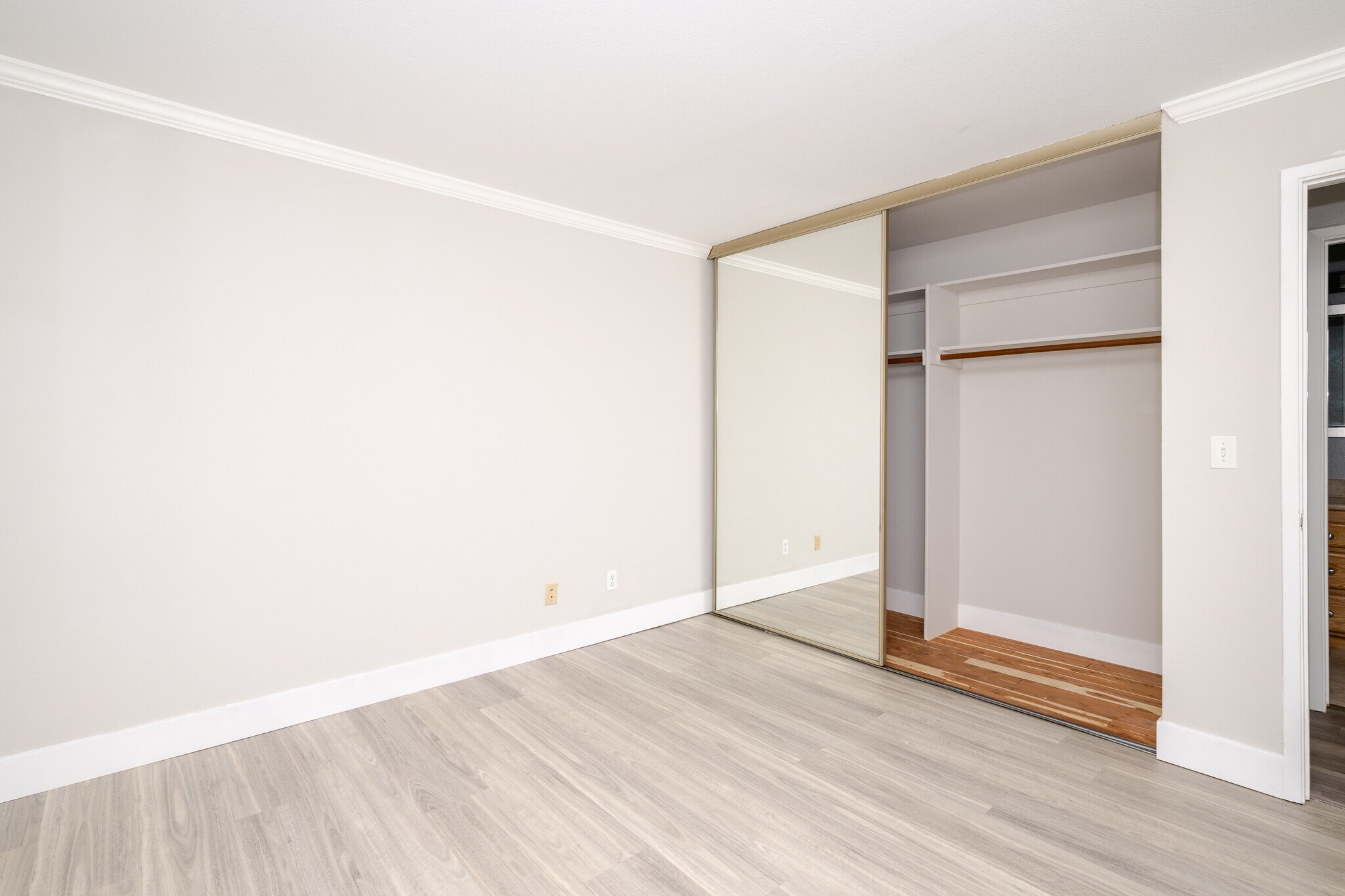 Building Photo - 851 Woodside Way