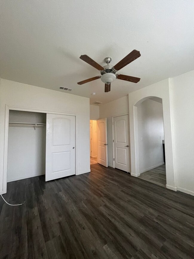 Building Photo - Newer home in gated community in Visalia