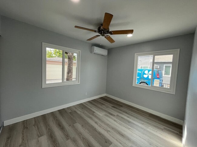 Building Photo - MOVE IN READY 2+1 in Panorama City FOR LEASE!