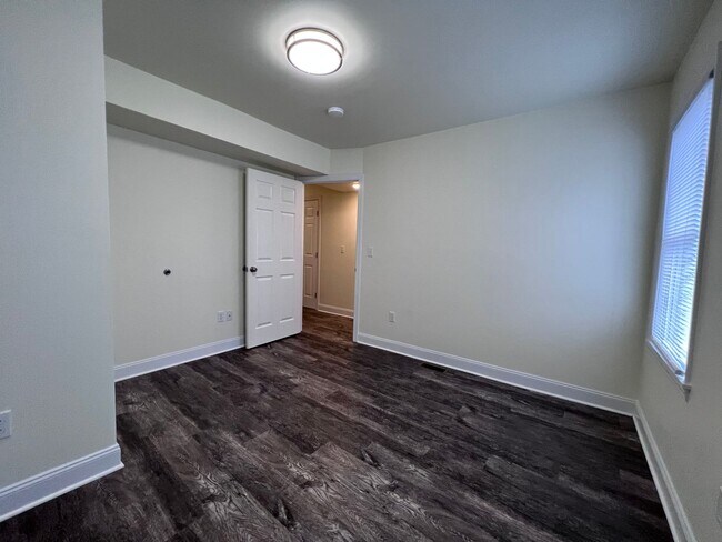 Building Photo - Updated 5BR 3bath house with off street parking!