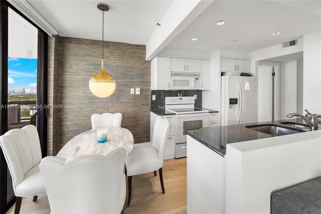 Building Photo - 2555 Collins Ave