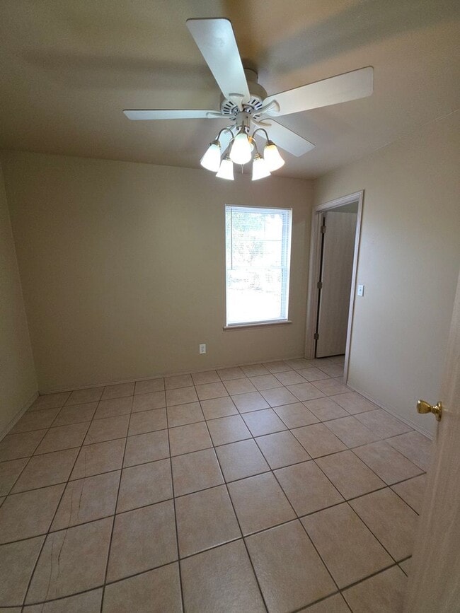 Building Photo - 1002 N Greenwich Ave