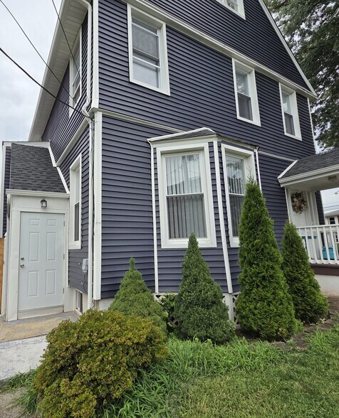 Primary Photo - 1444 Esterbrook Ave