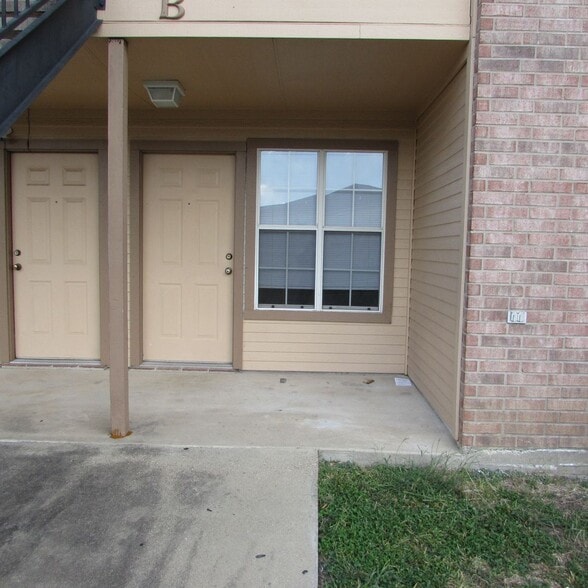 Building Photo - 2901 Cantabrian Dr
