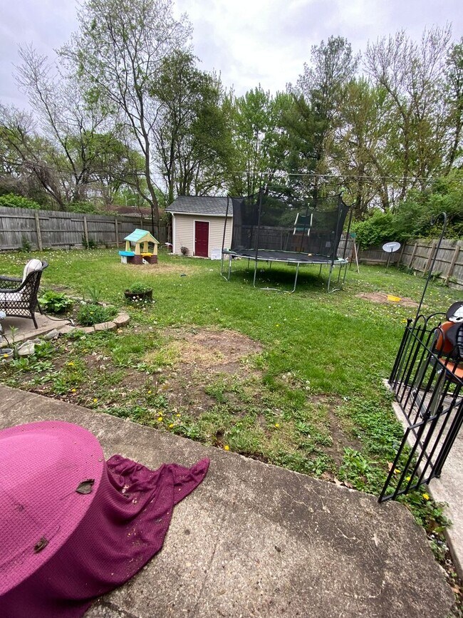 Building Photo - 3 Bedroom Single Family Home with giant ba...