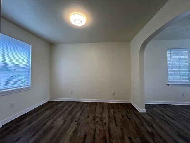 Building Photo - Updated 2BR house with off street parking!