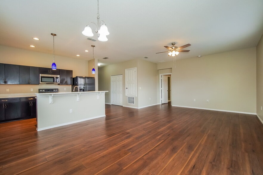 Building Photo - 1557 Regent Ct