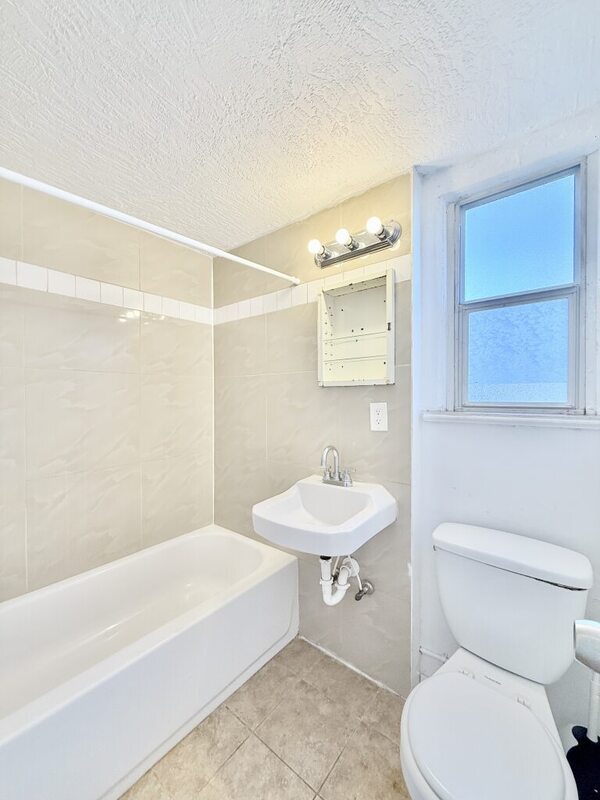 Building Photo - 551 N Ridgewood Ave