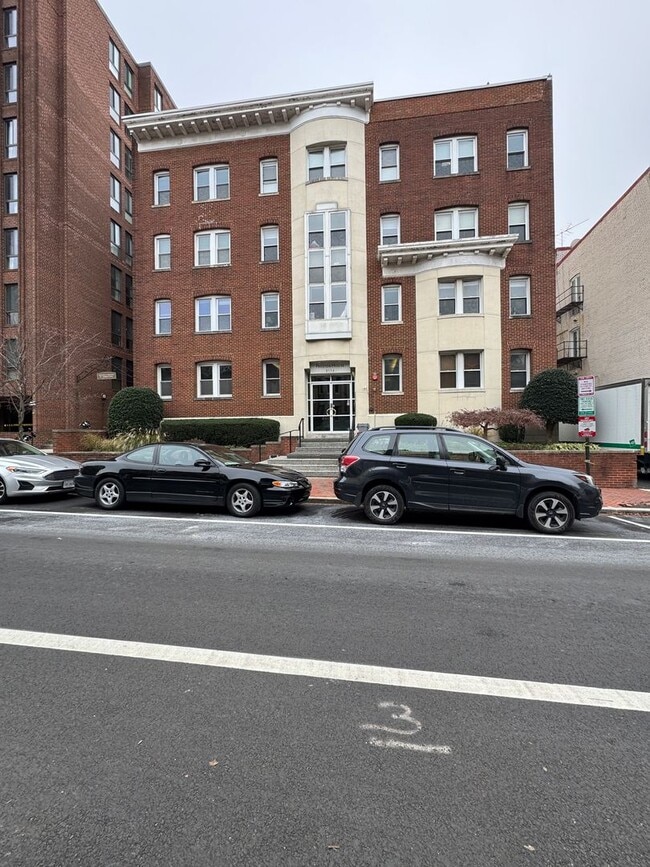 Building Photo - West End One Bedroom Apartment Available Now!