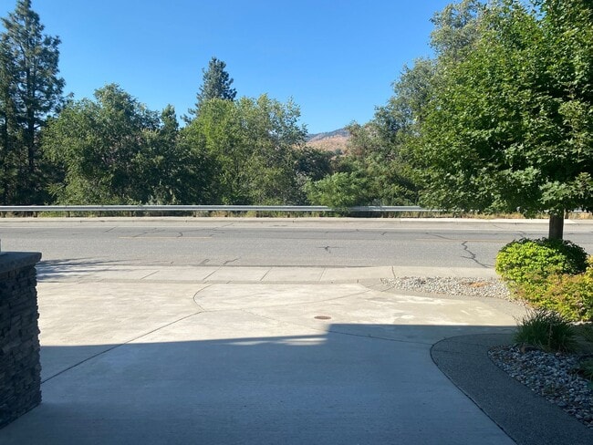 Building Photo - Spacious 3 Bedroom/ 3 Bathroom Near Boat L...