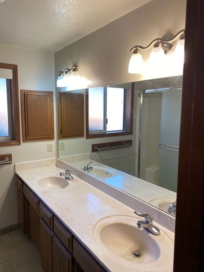 Building Photo - LARGE SINGLE FAMILY HOME, ONE LEVEL W/ FEN...