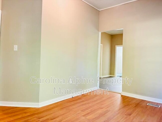 Building Photo - 104 Miller St