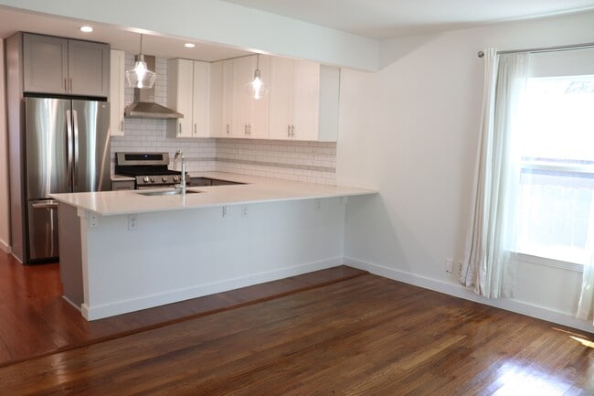 Building Photo - 713 E 45th St