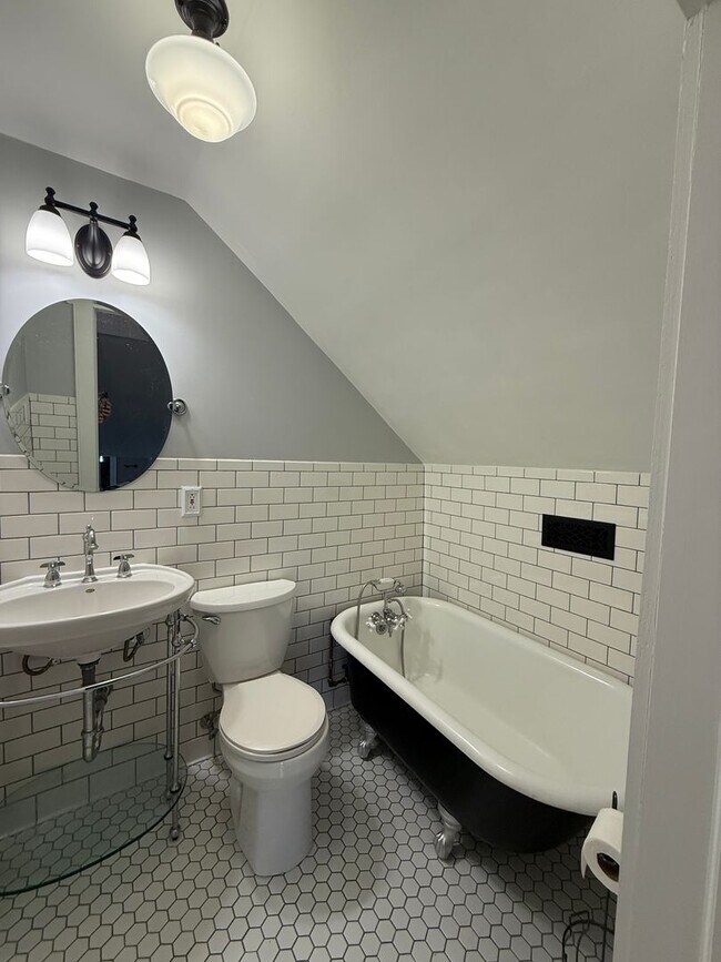 Building Photo - Gorgeous 4 Bed, 3 Bath Haymount Home