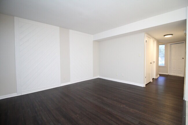 Building Photo - Spacious 3BR Townhome Near Pensacola State College with Flex Room, Private Balcony & Fenced Backy...