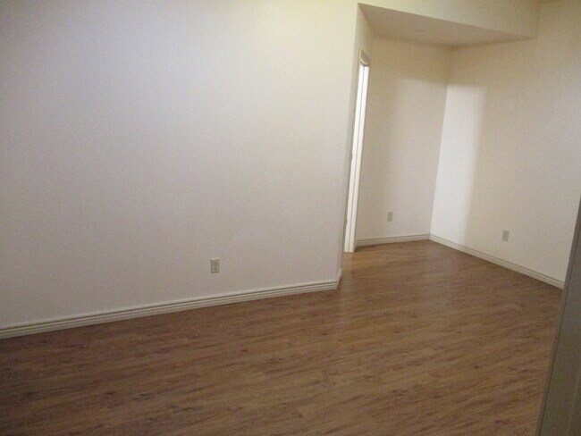 Building Photo - Walkout Basement Apartment - PRICED TO RENT - AVAIL 6/1/26