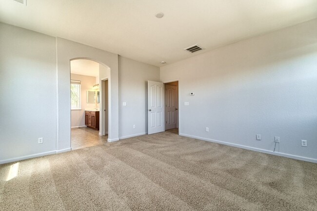 Building Photo - Spacious 4-Bedroom Home with Den – North Y...