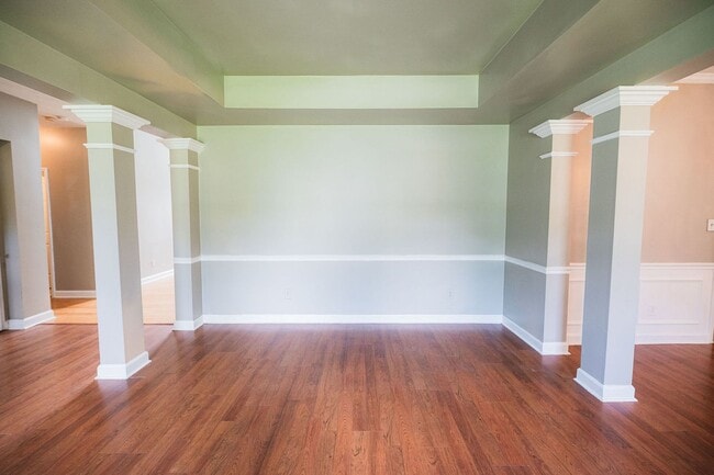 Building Photo - Spacious beautiful 5 bedroom 2.5 bath home...