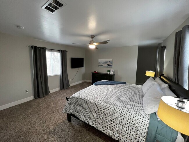 Building Photo - Fully Furnished rental with excellent central location in North cincinnati Suburbs