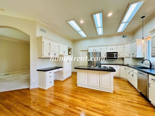 Building Photo - Exceptional 1.5 Story Home in the Prestigious Loch Lloyd Community!