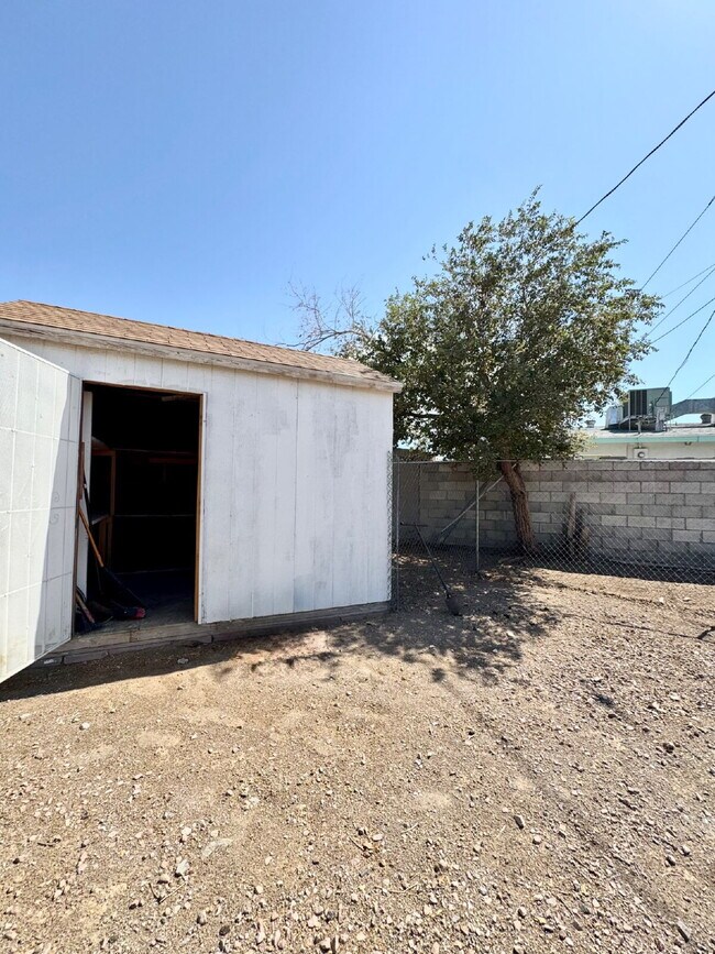 Building Photo - Adorable 3BD Vintage Henderson Home w/ Mod...