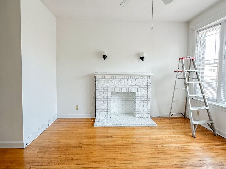 Building Photo - 3056 N Greenview Ave
