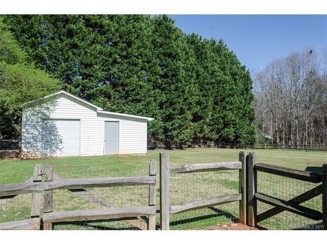 Building Photo - "Charming 4-Bedroom Retreat in Gastonia with Granite Touches & Gleaming Hardwoods!"