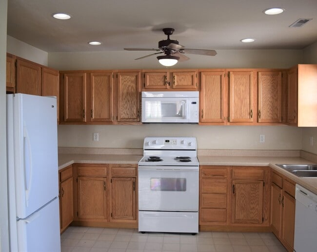 Building Photo - 16860 B Huntington Ln