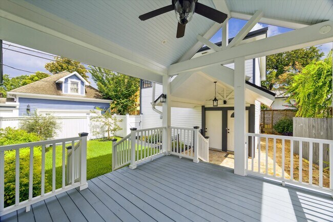 Building Photo - 208 E 12th St