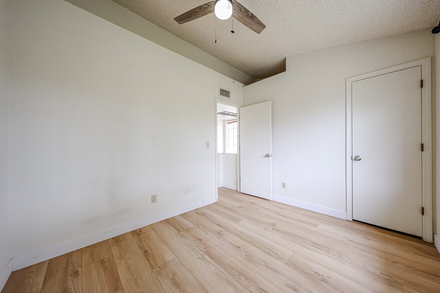Building Photo - 625 S Westwood