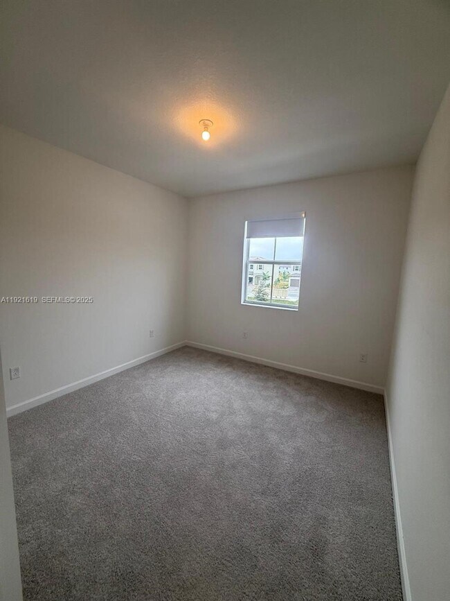 Building Photo - 2746 SE 24th Terrace