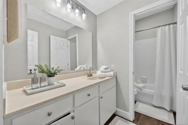 Building Photo - 9707 Richmond Ave