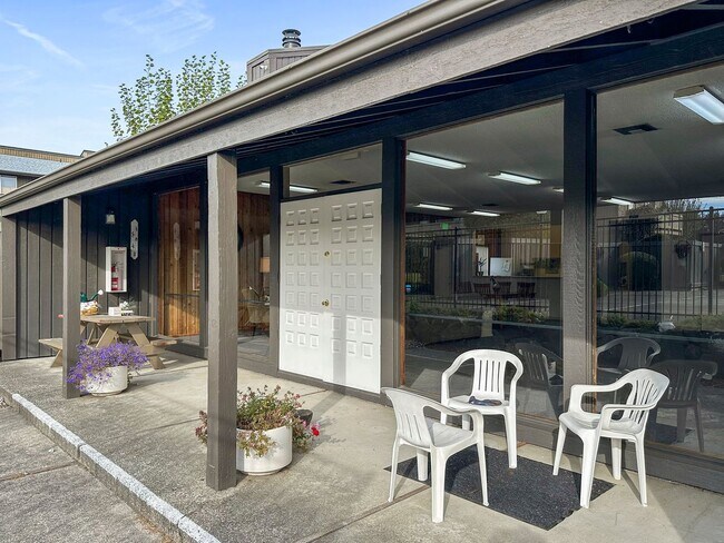Building Photo - North Tacoma Condo Living | 2 Bed, 1.5 Bath End-Unit | Great Amenities!