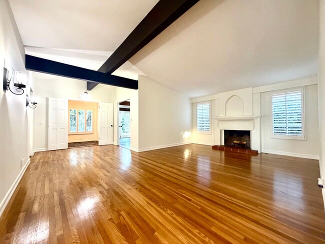 Building Photo - 4 Bedroom Beautiful Tustin Cul-De-Sac Home