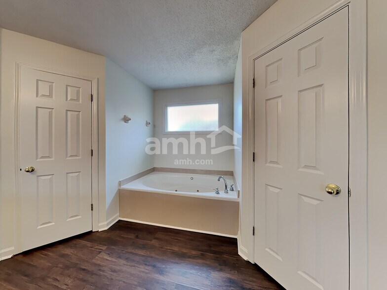 Building Photo - 1466 Far Dr