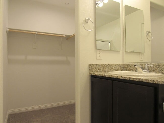 Building Photo - 3 Bedroom Townhome located near Nellis Base!