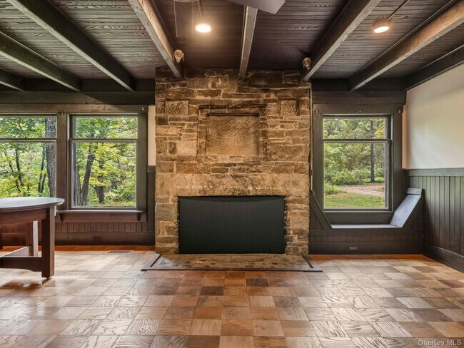 Building Photo - 5 Riverby Ln