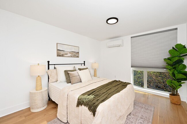 Building Photo - Modern 2BR End-Unit Townhome with Two Rooftop Decks