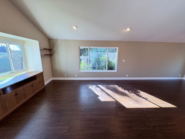 Building Photo - Upgraded 3 bedroom, 2 1/2 bath home with HUGE private yard.  This is a true hidden gem.